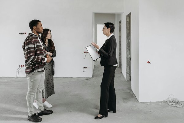 Comment choisir le bon système de climatisation pour une maison avec des plafonds hauts?