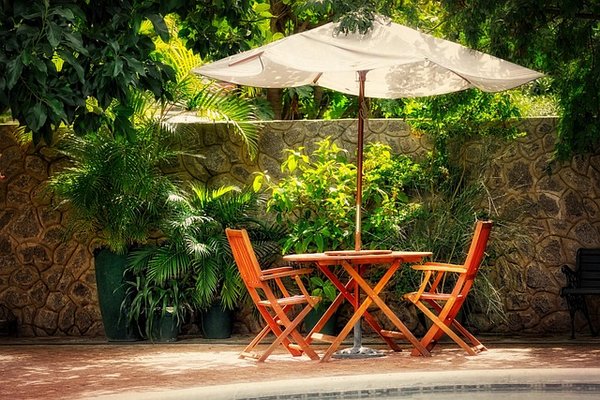 Le guide complet des parasols français pour votre jardin